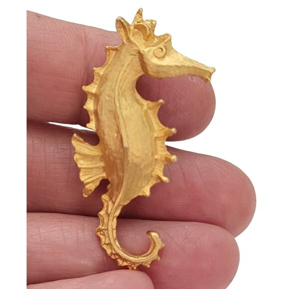Matte Gold Tone Seahorse Brooch Pin E533 - Picture 2 of 8
